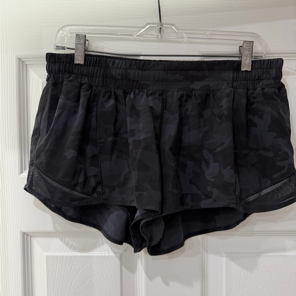 LULULEMON Women's Black Camo hotty hot shorts (2.5 inch)
